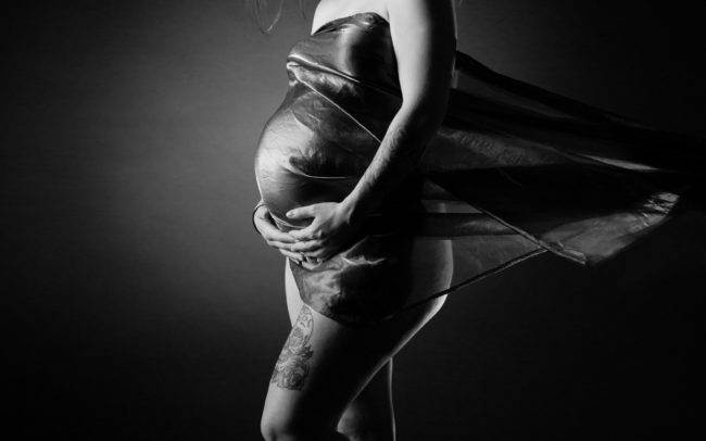 photographe genève maquillage maquilleuse coiffure make up beauty grossesse bebe enceinte noir blanc