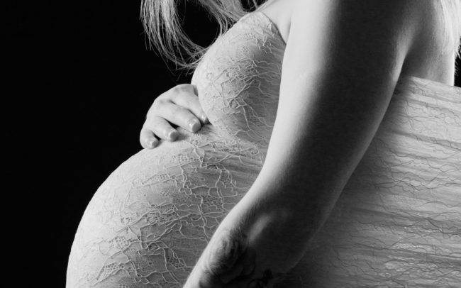 photographe genève maquillage maquilleuse coiffure make up beauty grossesse bebe enceinte noir blanc