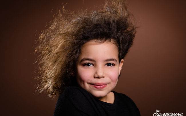 Portrait d'une petite fille sur le fond marron