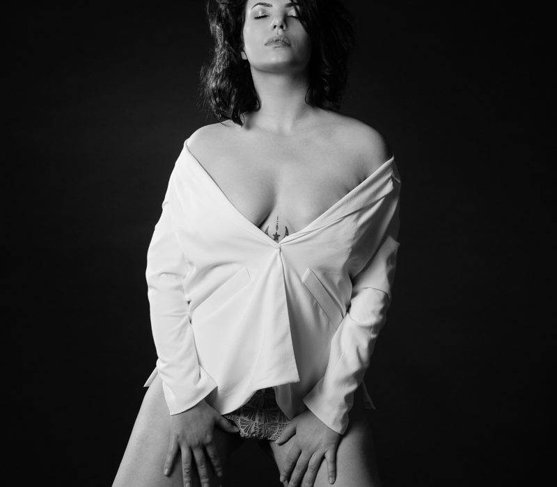 photographe genève lingerie boudoir femme sexy maquillage maquilleuse charme glamour nb noir blanc