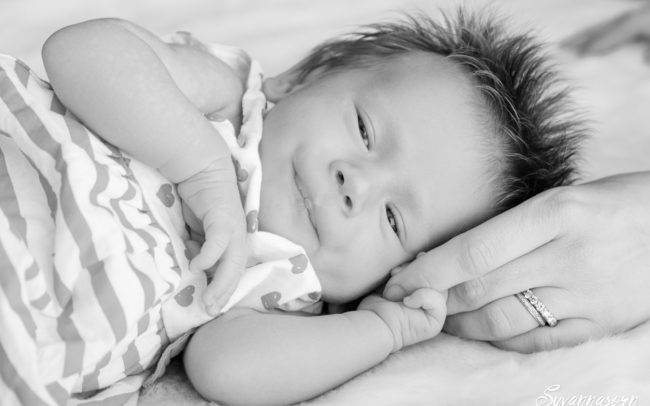 photographe genève nourrisson bébé fille rose papillon suisse famille portrait