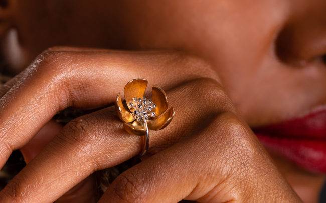 shooting close up beauté bijoux joaillerie bague femme séance photo maquillage maquilleuse genève suisse