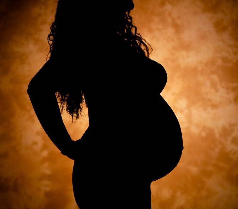 enceinte, maternité, grossesse, couple, amour, photographe, femme photographe, maquilleuse, maquillage, séance photo, shooting en studio, bébé, enfant, famille, portrait de famille, femme, mode, fashion, ventre